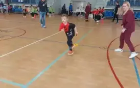 dziecko biegnie na sali gimnastycznej
