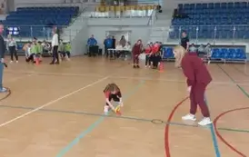 dziecko bierze udział w zawodach