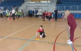 dziecko toczy piłkę slalomem