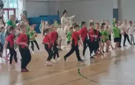 dzieci z r&oacute;żnych przedszkoli tańczą