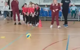 dziecko toczy piłkę