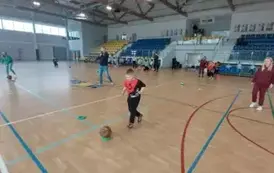 dziecko biegnie z piłką