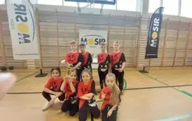 reprezentacja przedszkolak&oacute;w z pucharem