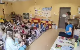 dzieci na spotkaniu z autorkami książek