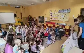 dzieci siedzą na dywanie