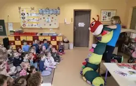 dzieci z pluszową gąsiennicą