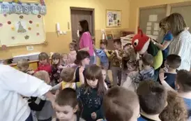 dzieci idą w pociągu