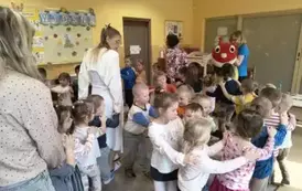 dzieci idą ustawione w pociąg