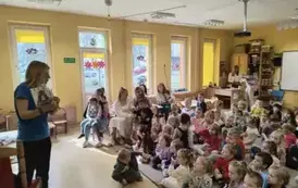 dzieci rozmawiają z autorkami książek