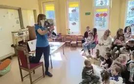 dzieci słuchają pogadanki