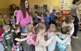 dzieci idą w pociągu