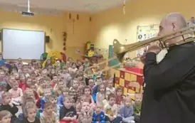 pan gra na puzonie dzieci słuchają
