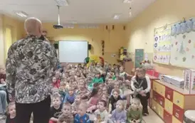 dzieci słuchają audycji pana Witka