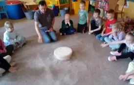dzieci rozmawiają z prowadzącym