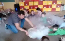 dzieci oglądają pokaz suchego lodu