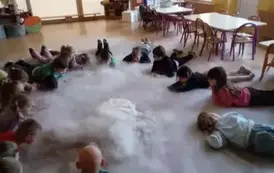 dzieci leżą w chmurze pary z suchego lodu