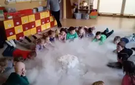 dzieci leżą w chmurze pary z suchego lodu
