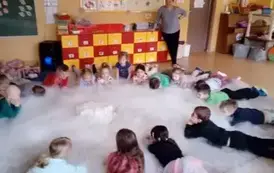 dzieci leżą w chmurze pary z suchego lodu