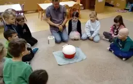 dzieci obserwują wydobywający się dym z suchego lodu