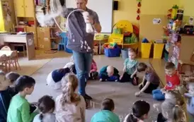prowadzący wysypuje kuleczki z suchego lodu