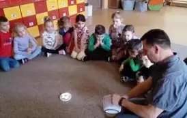 dzieci oglądają eksperymenty