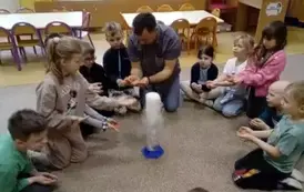 dzieci oglądają eksperymenty