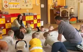 dzieci obserwują eksperymenty z suchym lodem