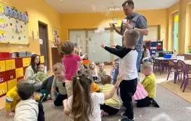 prowadzący wysypuje kuleczki z suchego lodu