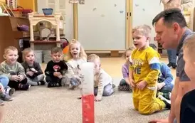 dzieci obserwują eksperymenty