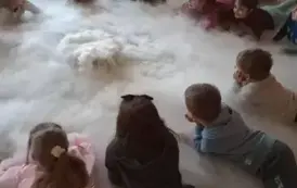 dzieci leżą w chmurze pary z suchego lodu