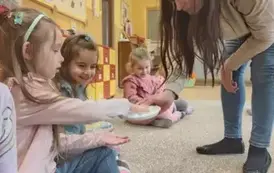 dzieci dotykają suchego lodu na talerzyku