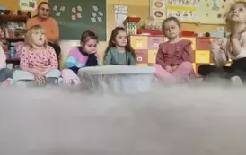 dzieci obserwują wydobywający się dym z suchego lodu