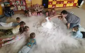dzieci leżą w chmurze pary z suchego lodu