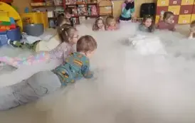 dzieci leżą w chmurze pary