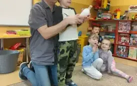 eksperyment z wystrzelającą butelką