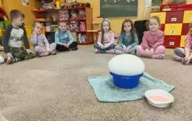 dzieci obserwują wylewającą się chmurę z miski
