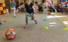 dzieci przechodzą tor przeszk&oacute;d