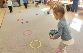 dzieci przechodzą tor przeszk&oacute;d
