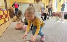 dzieci turlają piłki