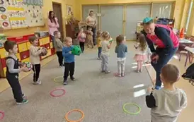 dzieci ćwiczą z krązkami