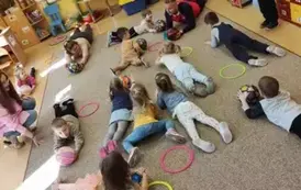 dzieci leża na dywanie