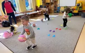 dzieci przechodzą tor przeszk&oacute;d