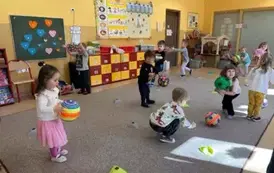 dzieci biegają z piłkami