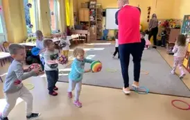 dzieci podają sobie piłki