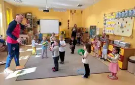 dzieci rzucają piłkami