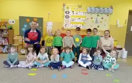 dzieci pozują do zdjęcia z instruktorami