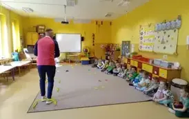 prowadzący pokazuje ćwiczenia