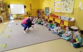 prowadzący pokazuje ćwiczenia