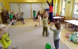 dzieci ćwiczą z piłkami