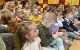 dzieci podczas audycji muzycznej